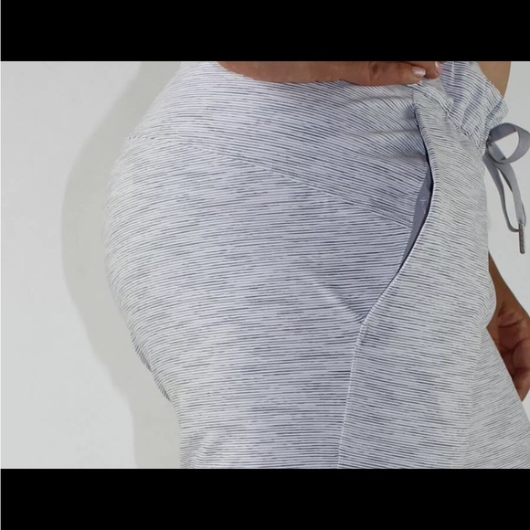 Lululemon on the fly grey striped pant size 6 - Picture 3 of 6